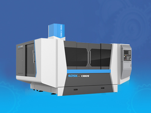 精雕機研發(fā)專家傾心7年研發(fā)了8款鋁型材精雕機，解決了行業(yè)超大一體式電視機邊框加工問題。